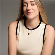 Diseñadora de moda. Fundadora de @ateliermartatuset, empresa dedicada al diseño, patronaje y confección de prendas.
